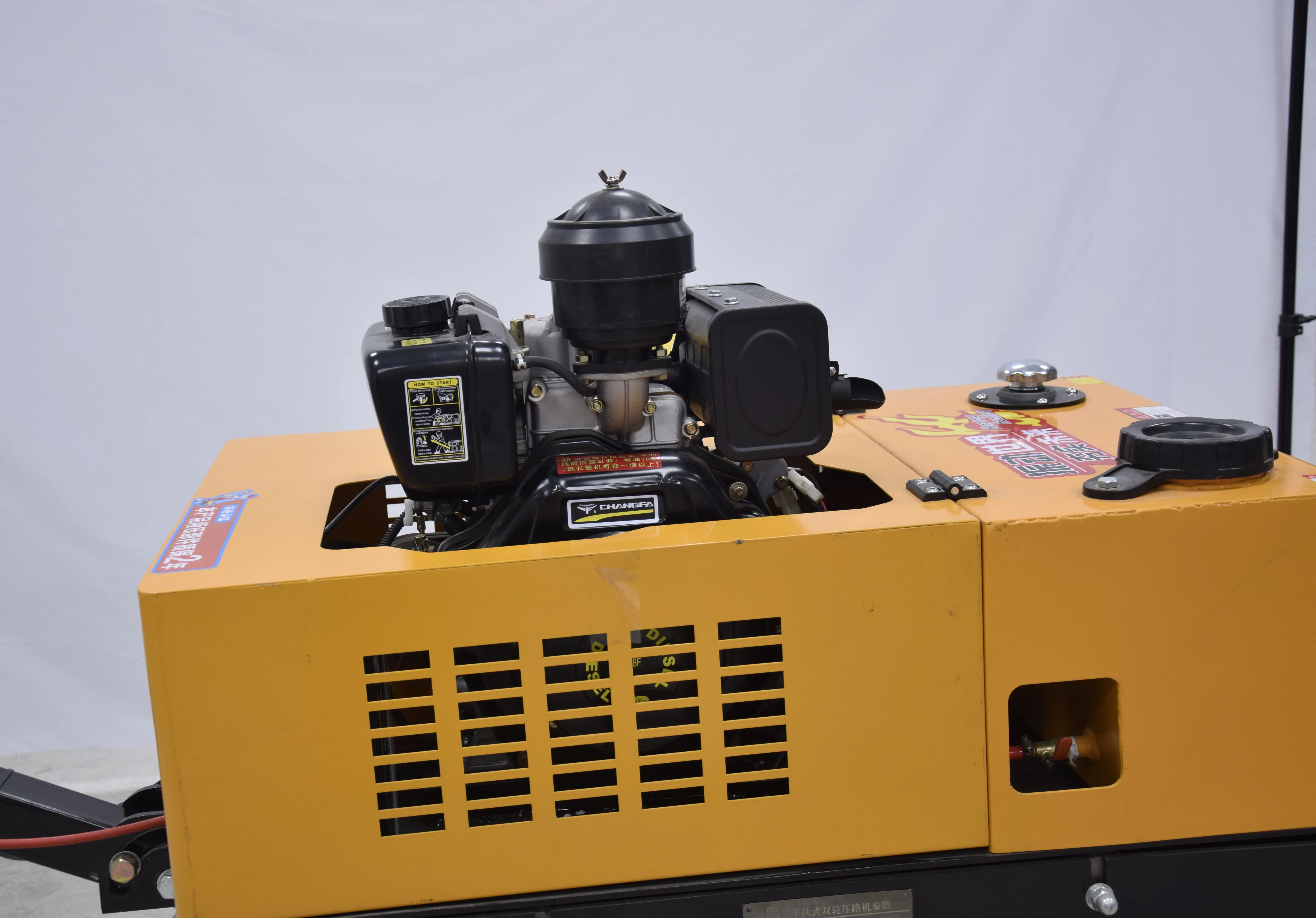 Маленькие двухколесные вибрирующие подвижные уплотнители наземные ролики