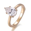 Anillo de oro amarillo de 18 quilates con moissanita