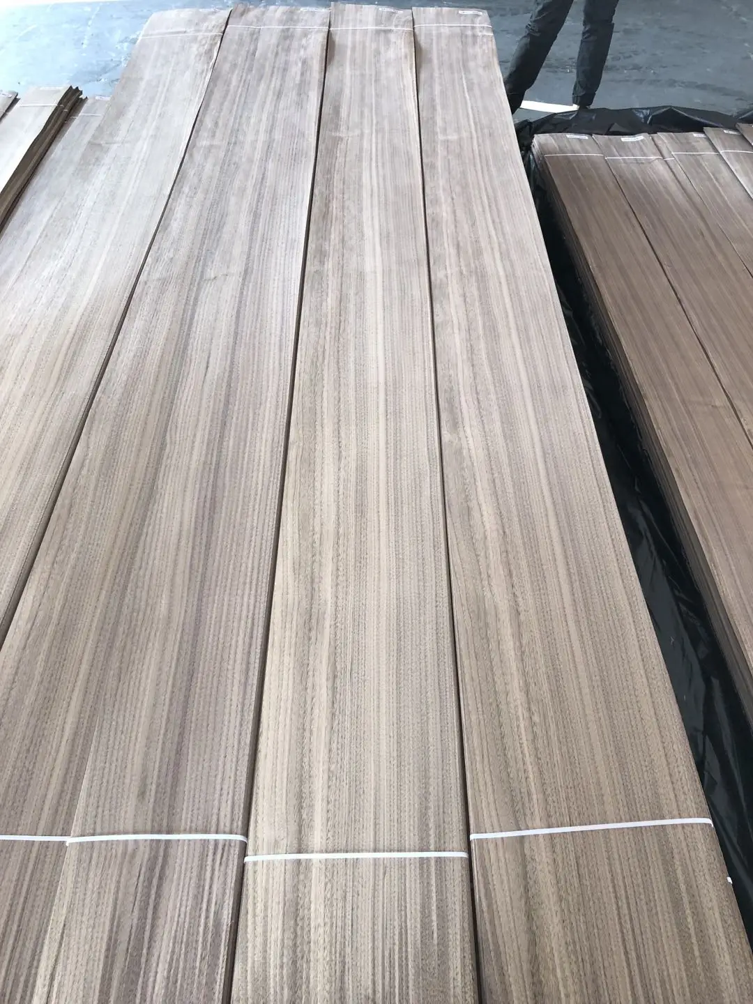 Natural Wood Veneer A/AA/AAA 0.45mm Straight Stripes Black Walnut American Natural Black Walnut Bark with Straight Stripes