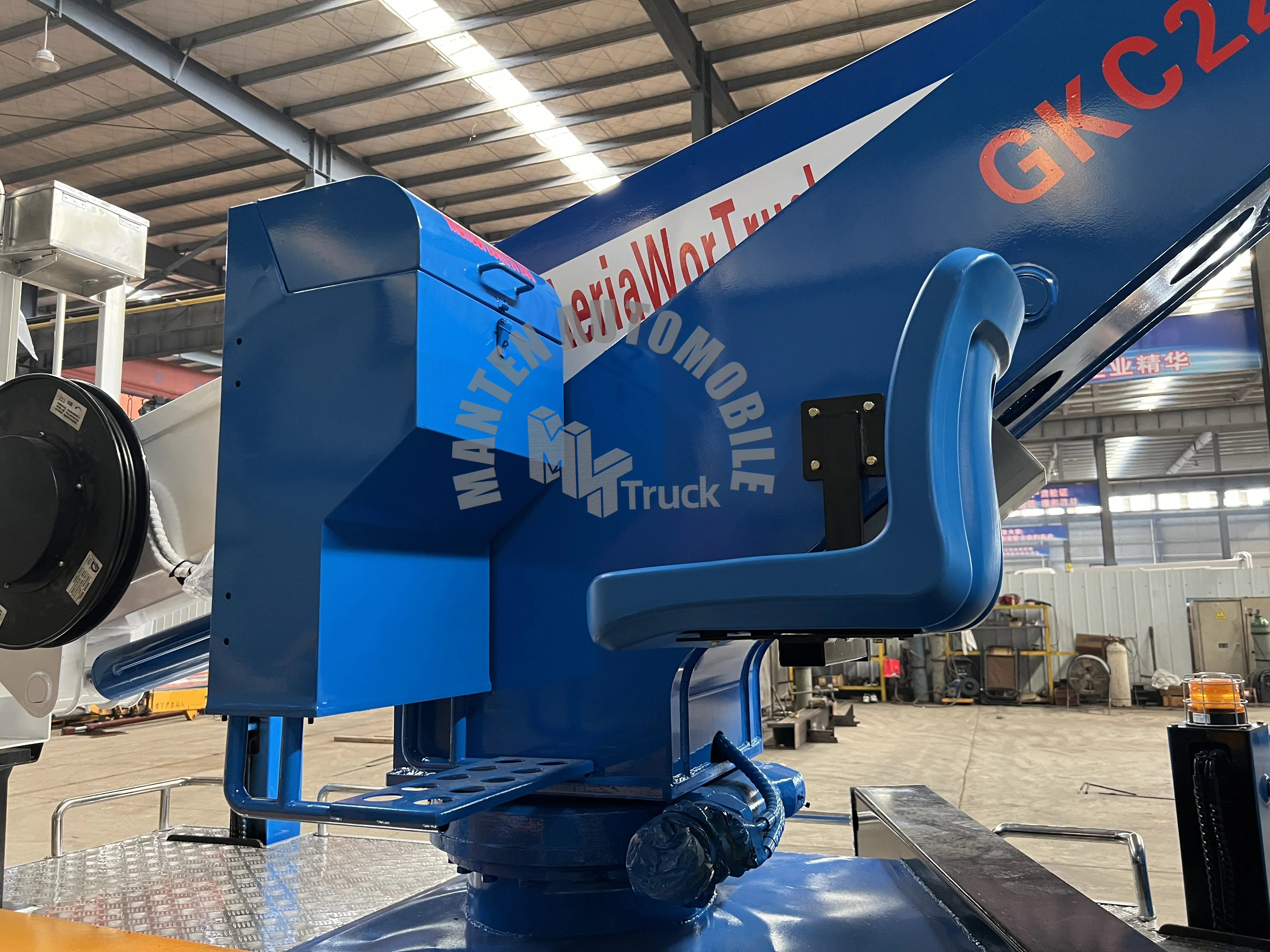 1VECO 4x2 Manlift Truck - Hydraulic Telescopic Boom for Window Cleaning