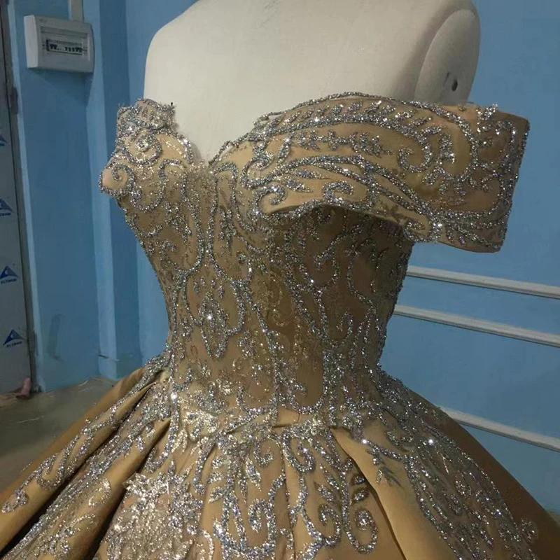 ゴールドの豪華なスパンコールオフショルダーフォーマルイブニング