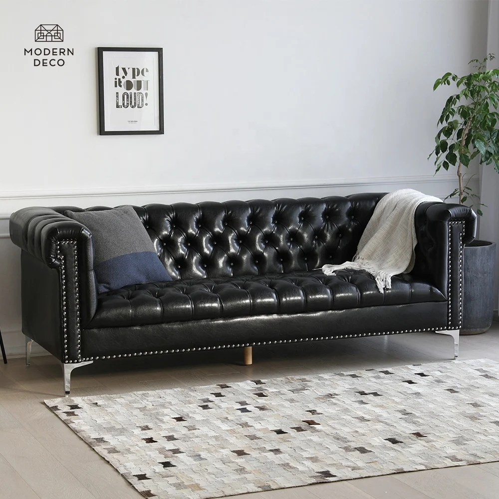 Črna lažna koža Chesterfield sofa gred 3 sedeža z srebrnimi kovinskim nogami, okroženimi roki in ogrtačem z vitkimi glaviči v sobi za počivanje, v loungeu ali v uradu