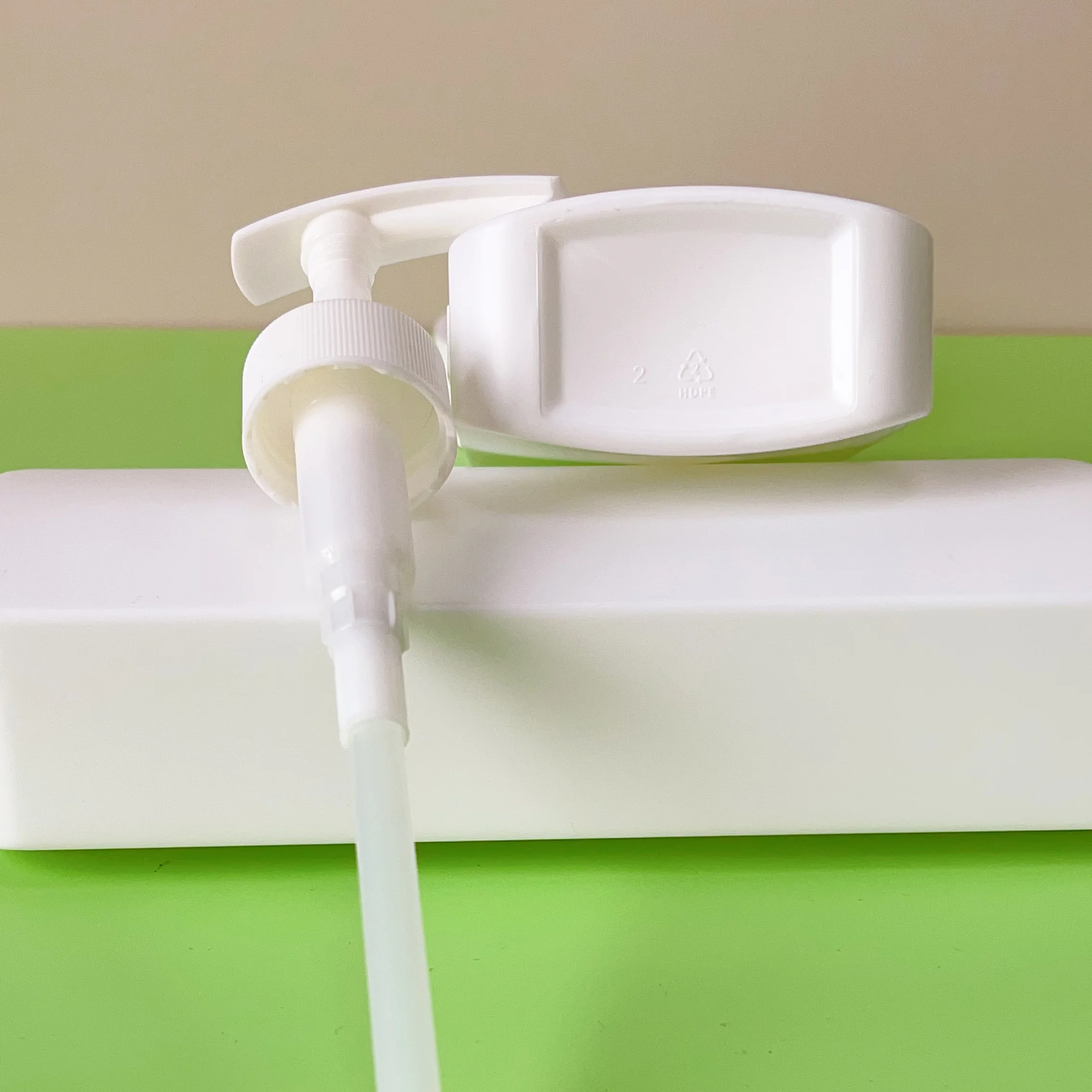 Factory Direct Sales 300mlto830ml HDPE White Plastic Lotion Pump Bottle Skin Cream Shampoo and Conditioner Plastic Bottle