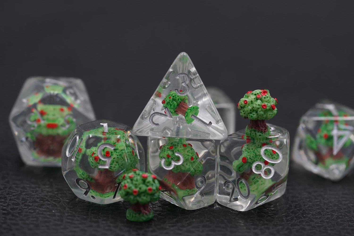 New Round Corner Dnd Dice Set Handmade Role Playing Apple Tree Inclusion Transparent Soft Edge Polyhedron Dice manufacture