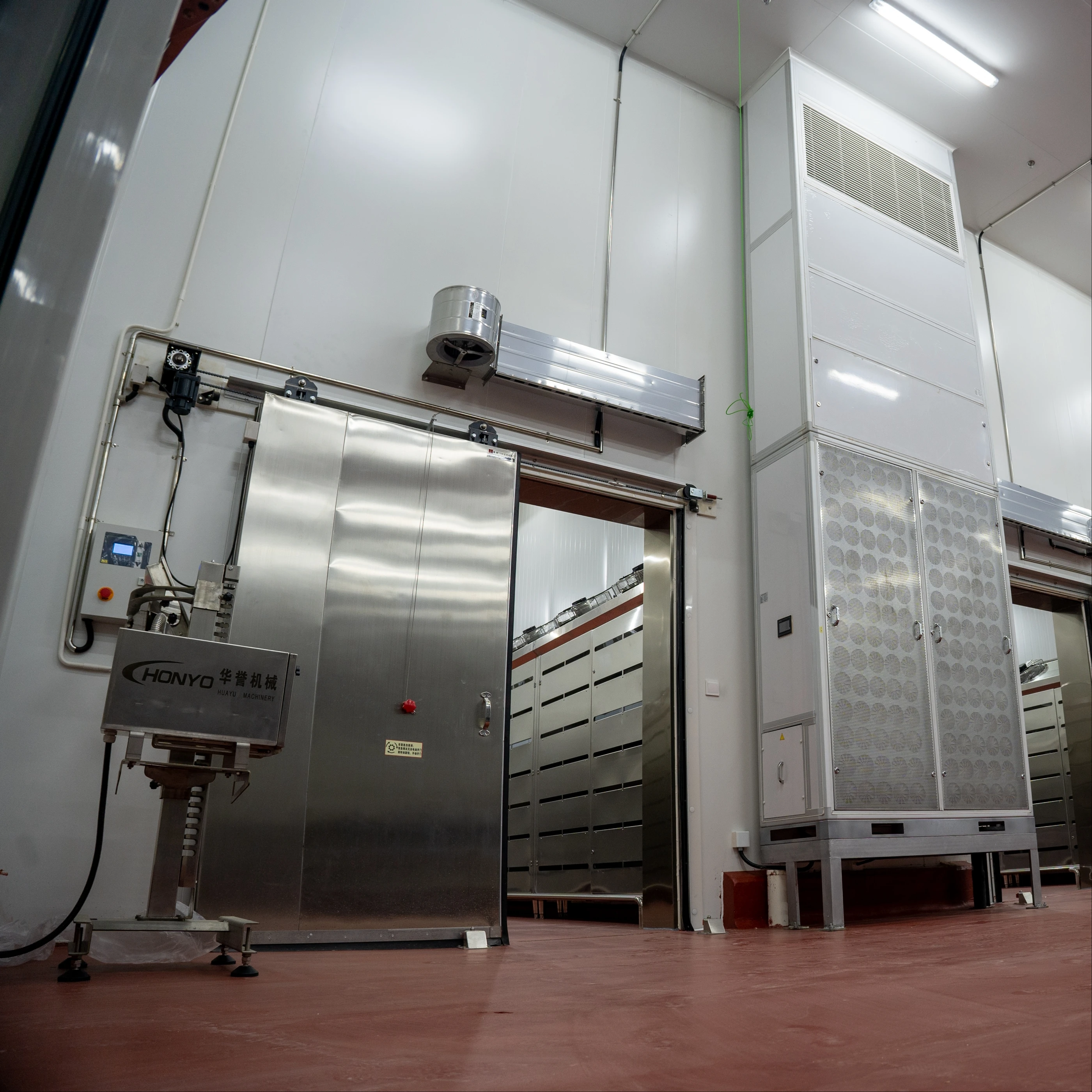 Advanced thawing chamber for frozen food processing with precise temperature and humidity control