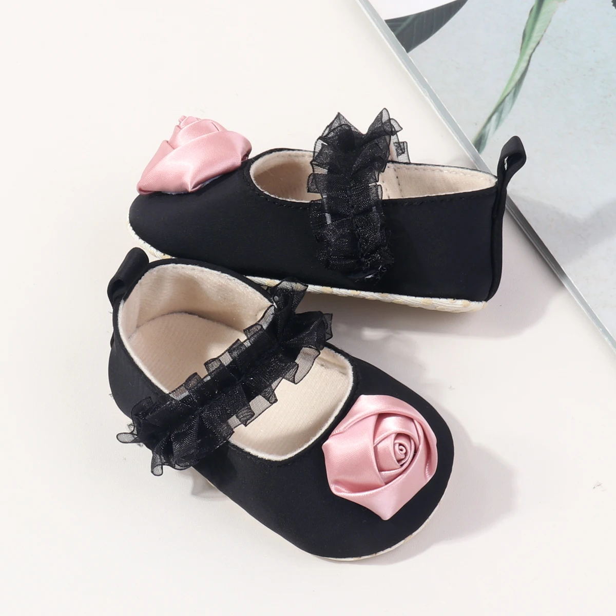 Unisex Baby Party Shoes with Beautiful Flower Breathable Sandal for Spring and Summer Light and Flat Design details