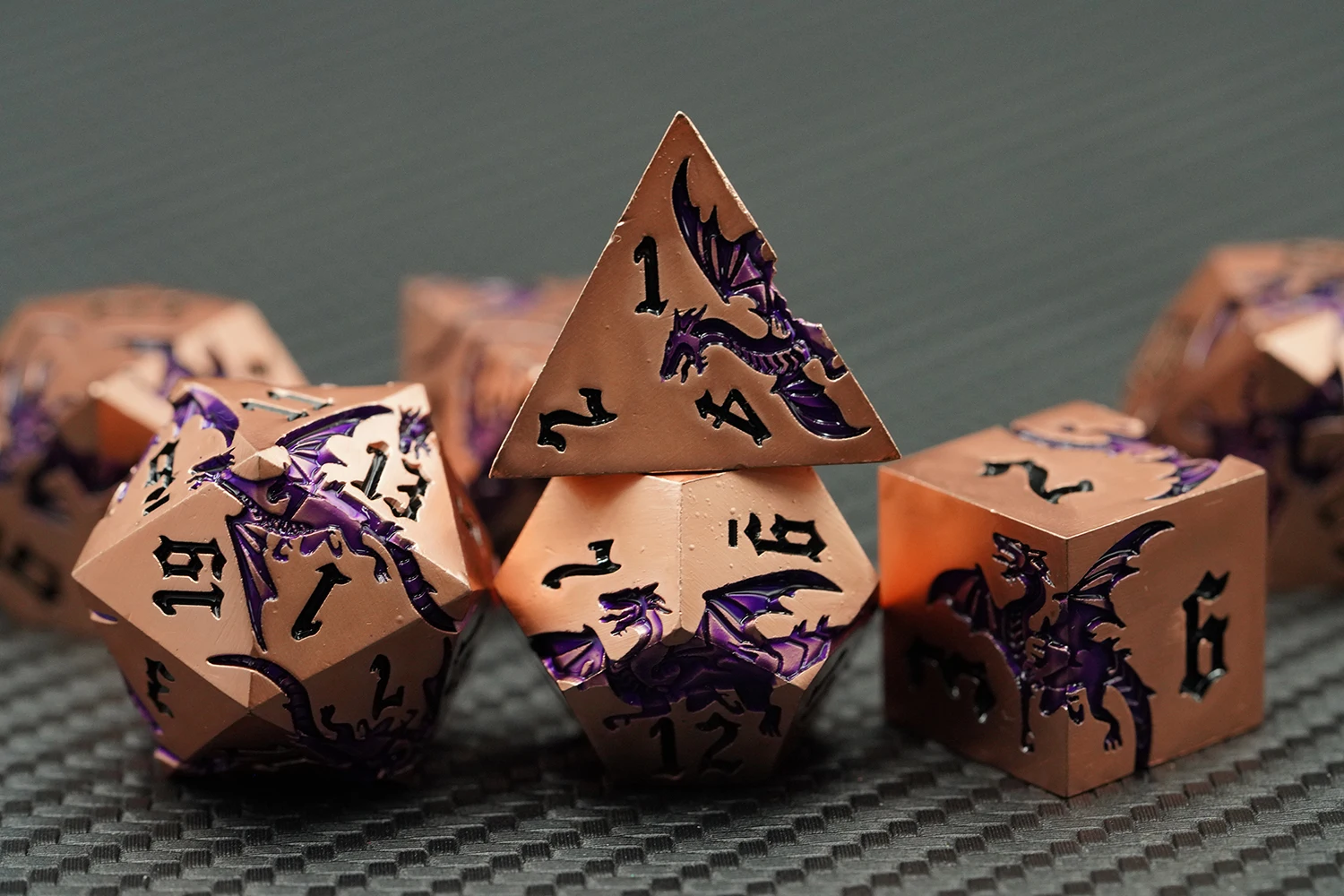 Custom Metal Dice Board Game Zinc Alloy Game Dice Purple Dragon Polyhedral Dice Set factory
