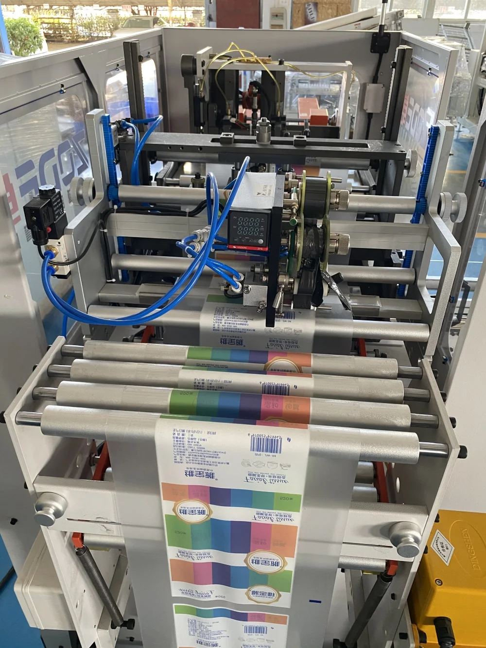 Автоматическая упаковочная машина для мягкой бумаги для лица с одним мешком, оригинальная фабрика, китайская машина для производства туалетной бумаги в Кении 10 кВт