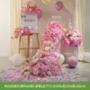 Paquete de bienvenida AM: cascada floral de mesa en rosa y blanco.