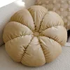 Coussin bouton floral kaki 45cm avec garniture.