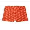 pantalones cortos rojos