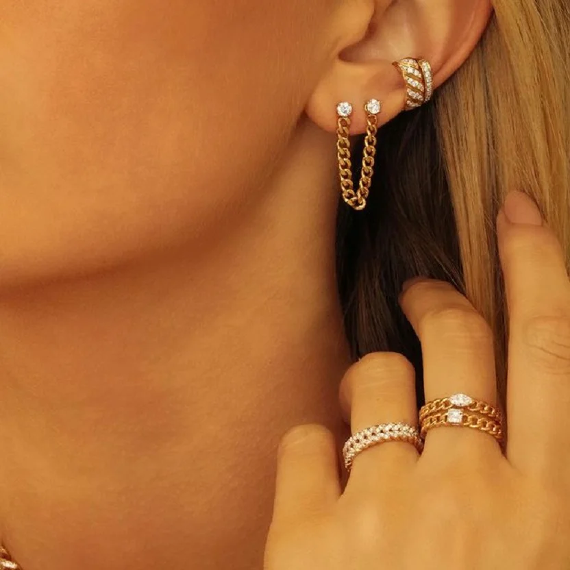 Orecchini a catena in oro doppio piercing, con zirconia cubica da