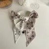 Foulard en soie papillon rose