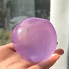 Pelota antiestrés morada.