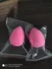 Esponja en forma de lágrima empaquetada en una bolsa individual transparente con cierre hermético.