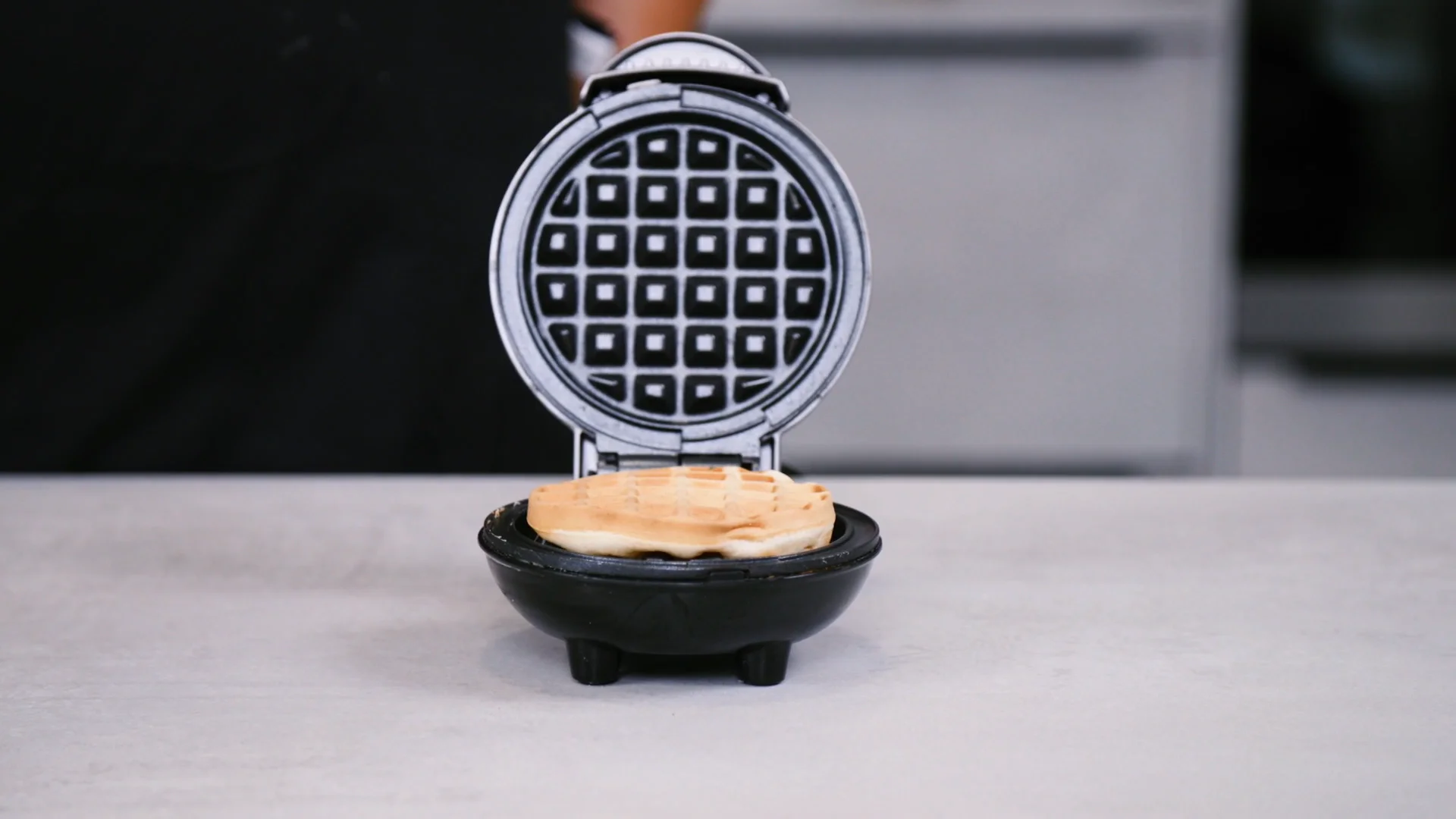 Electric Mini Round Waffle Maker Snowman Donuts Cake Pops Plates Personal Waffle Breakfast Snack