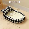 Lavabo ovalado de sisal con estampado de cuadros blancos y negros
