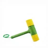 Martillo verde de doble cabeza, amarillo de cabeza y mango verde.