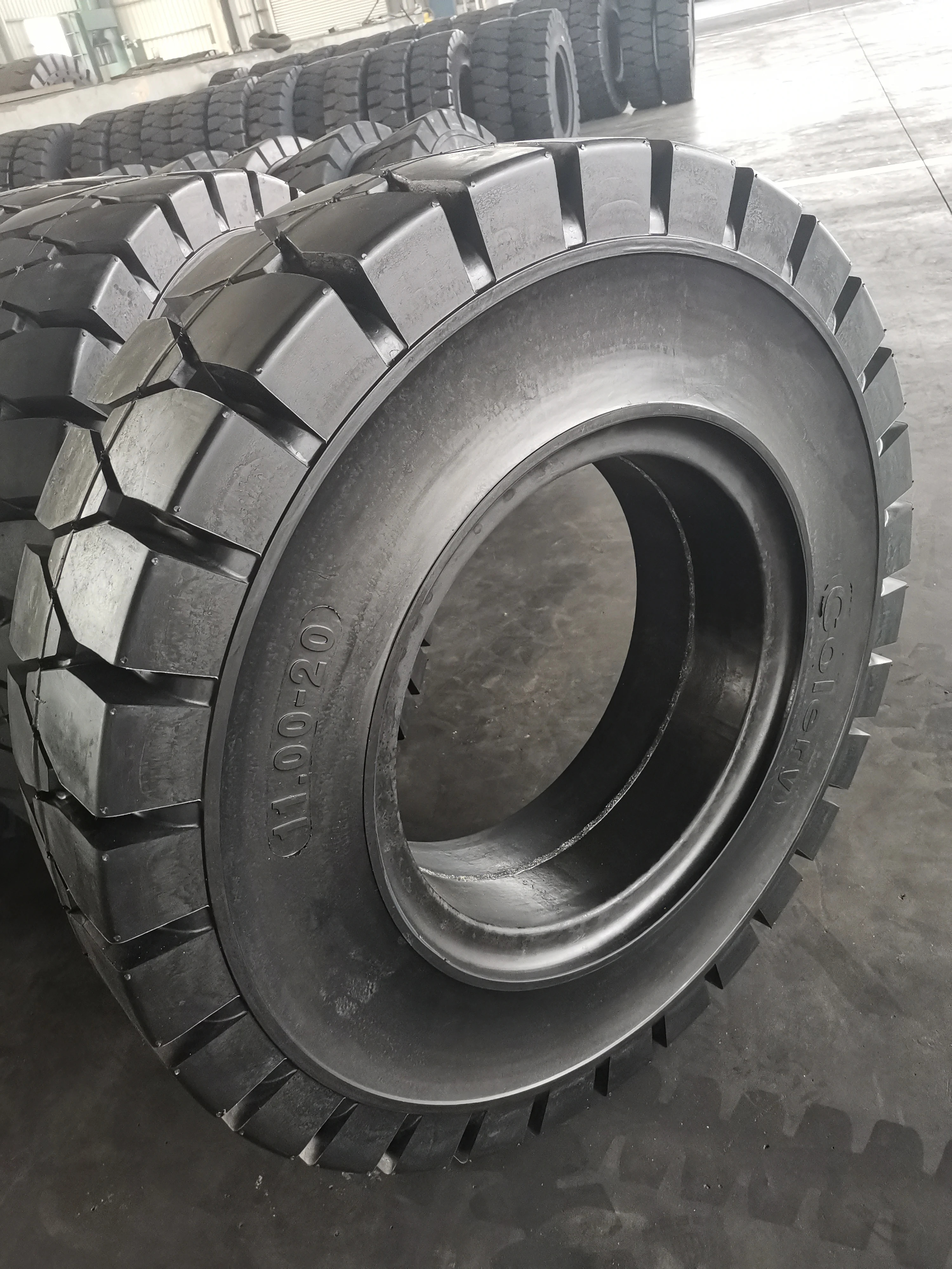 Remorque de chariot élévateur à pneus solides industrielle 28X9-15 de haute  qualité caoutchouc solide Pneu pneu plein de 9 po - Chine Pneus pleins,  pneus pleins