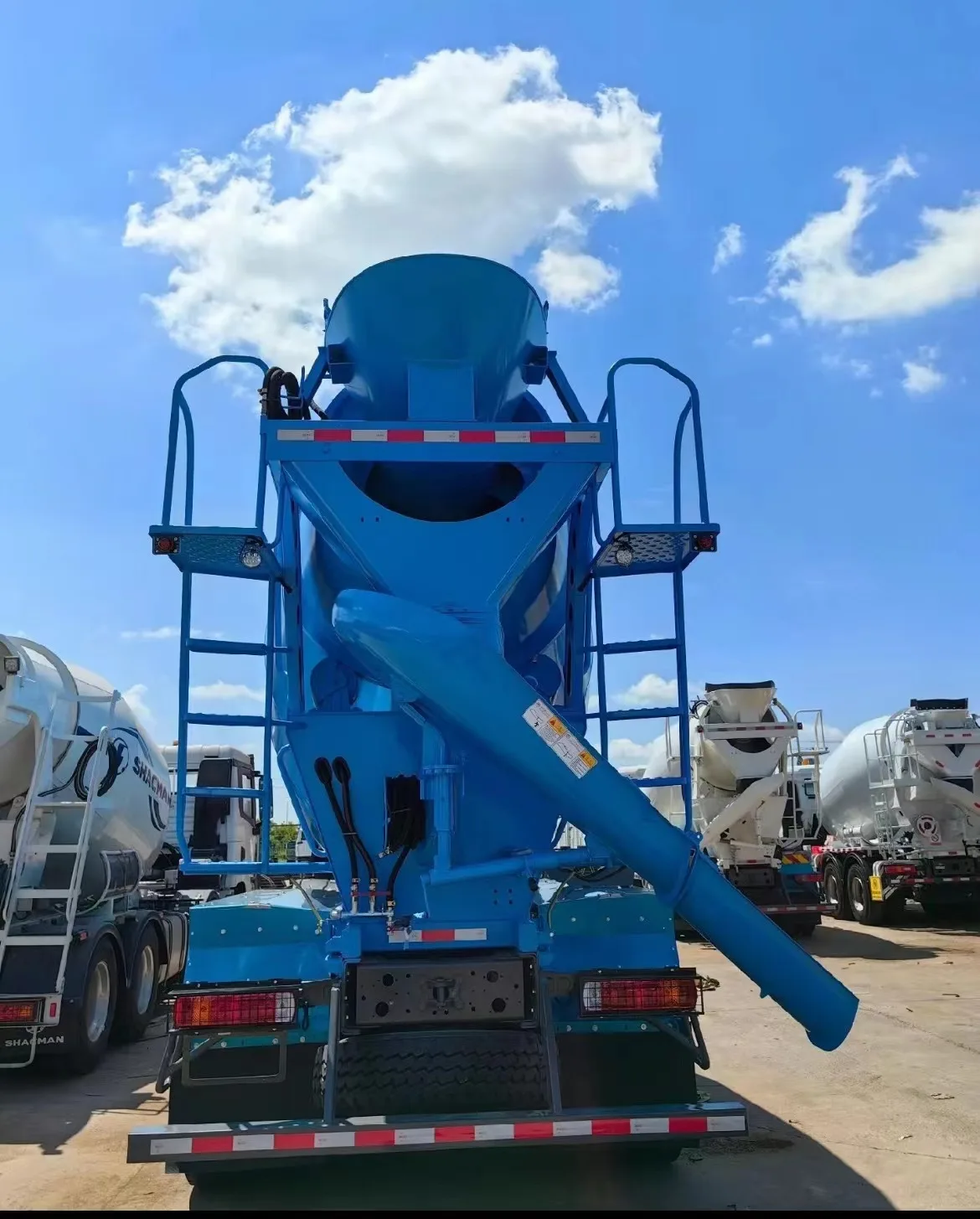 8x4 Cement Mixer Truck In Left Hand Drive Loading Concrete Mixer Truck