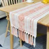 Runner da tavola rosa carne con nappine singole a forma di diamante