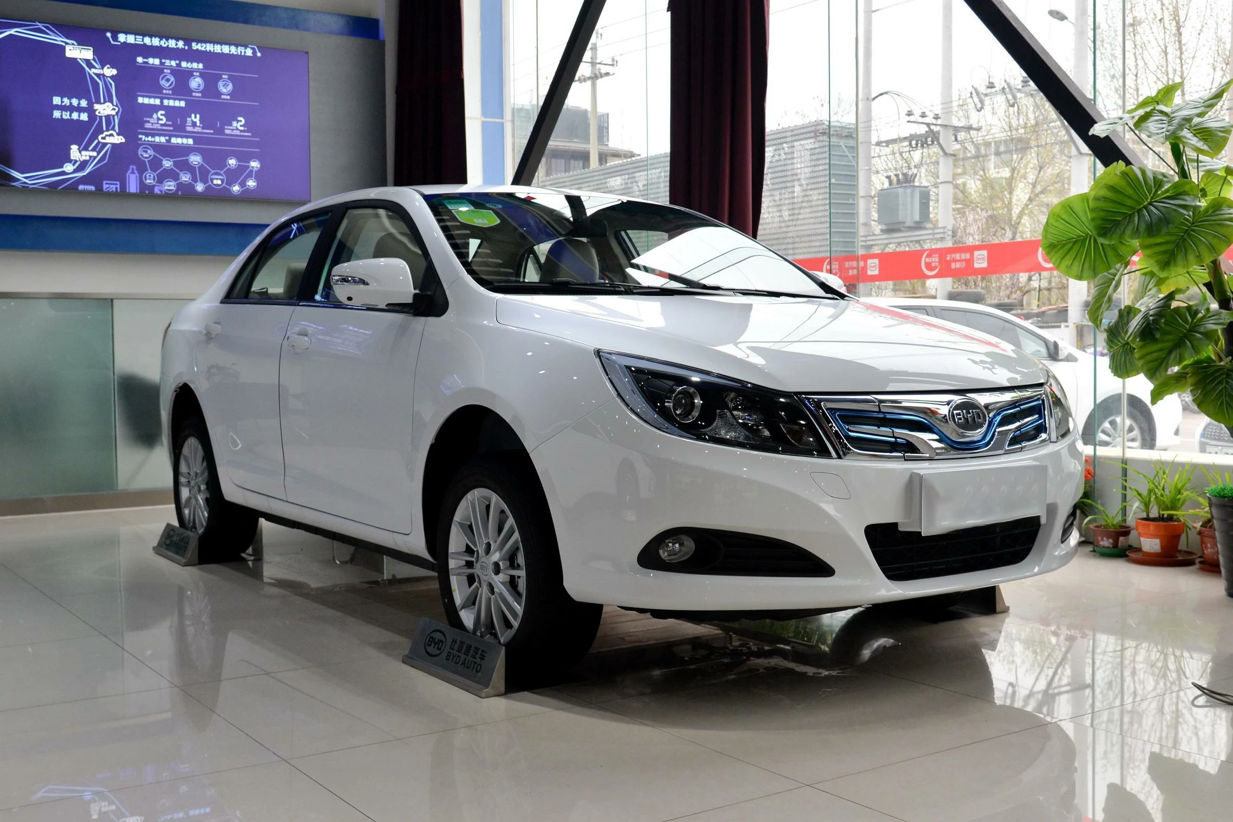 Kyrgyzstan In Stock Byd Electric Car E2 E3 E5 4 Doors 5 Seats 450km