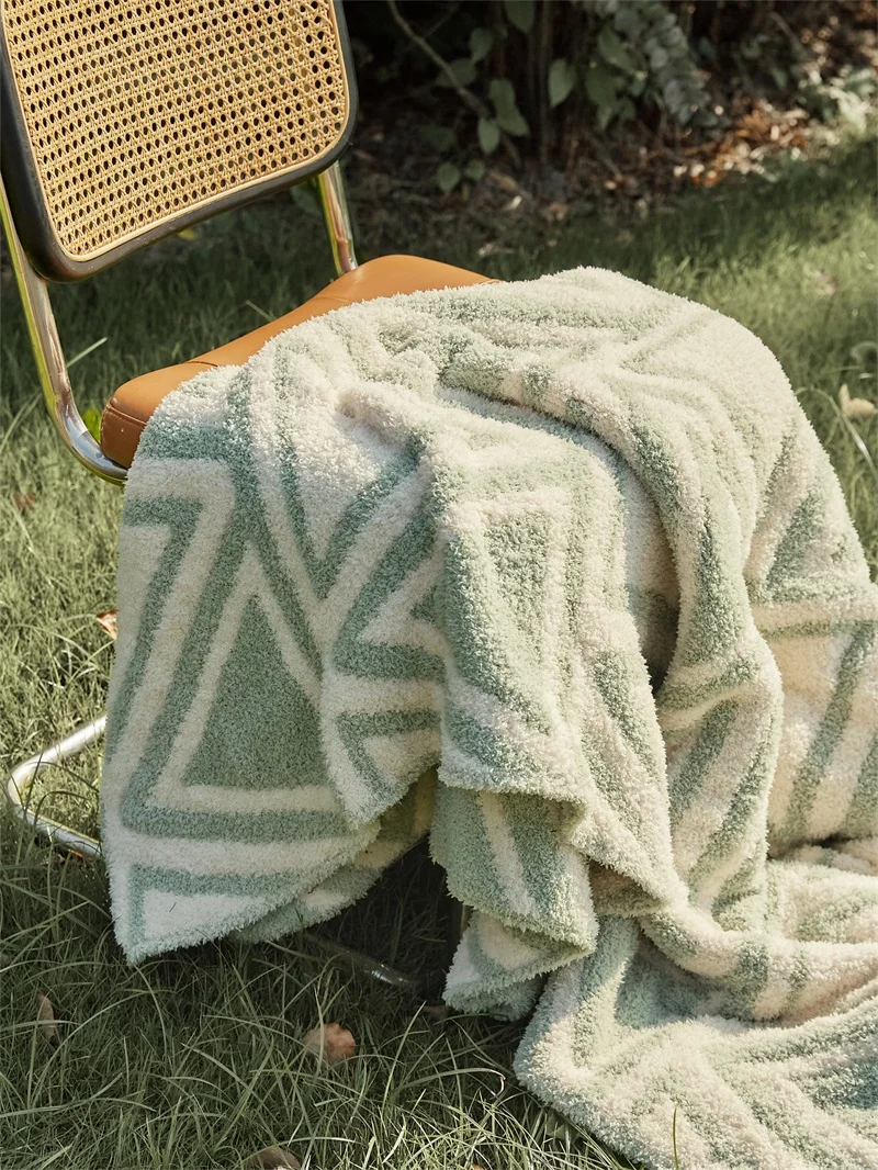 Hot Selling Minimalist Triangular Pattern 100% Polyester Fiber Knitted Blanket oy details