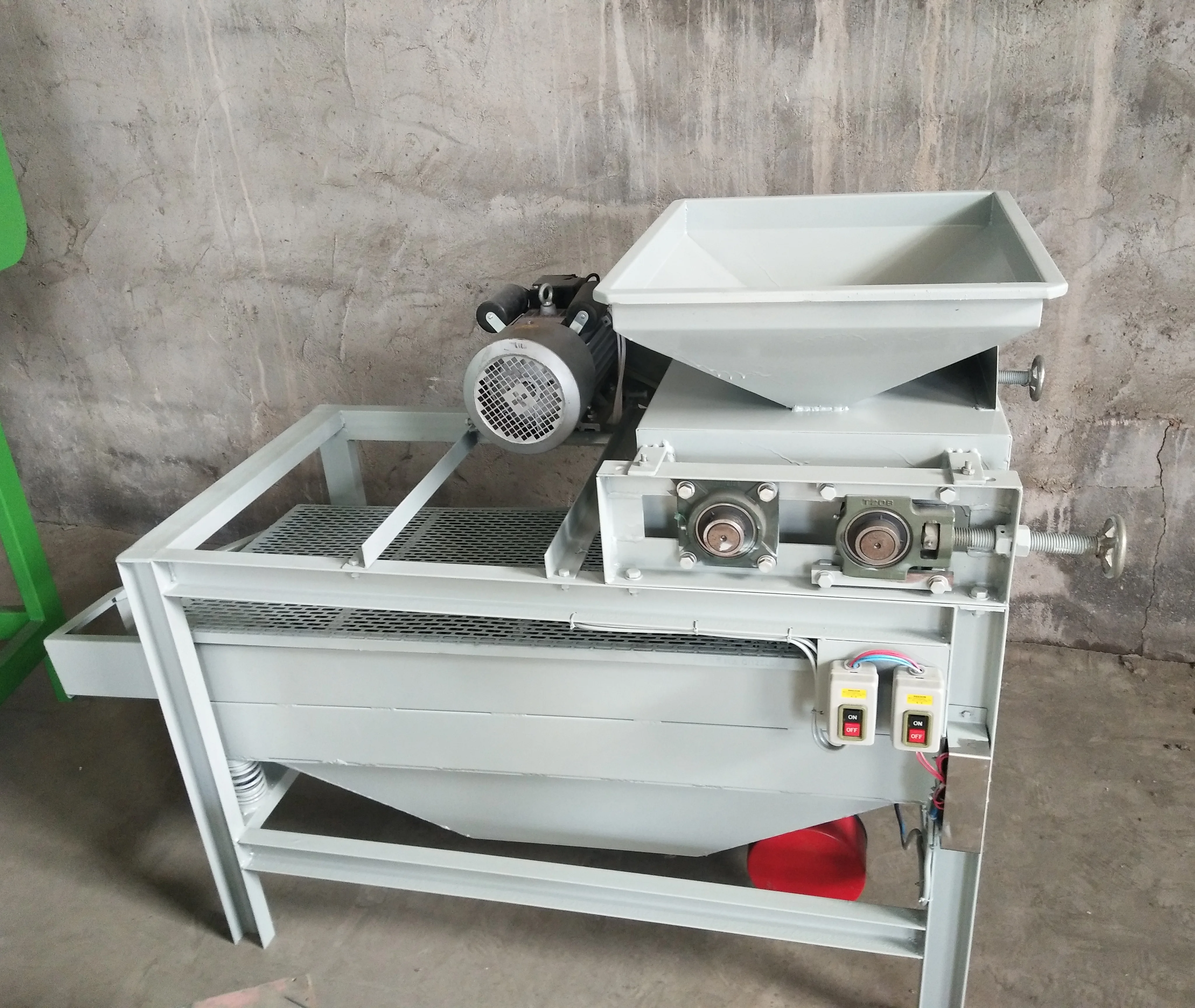 Hazelnuts Almond Nut Cracker Shelling Cracking Machine Cracker Small Size Automatic