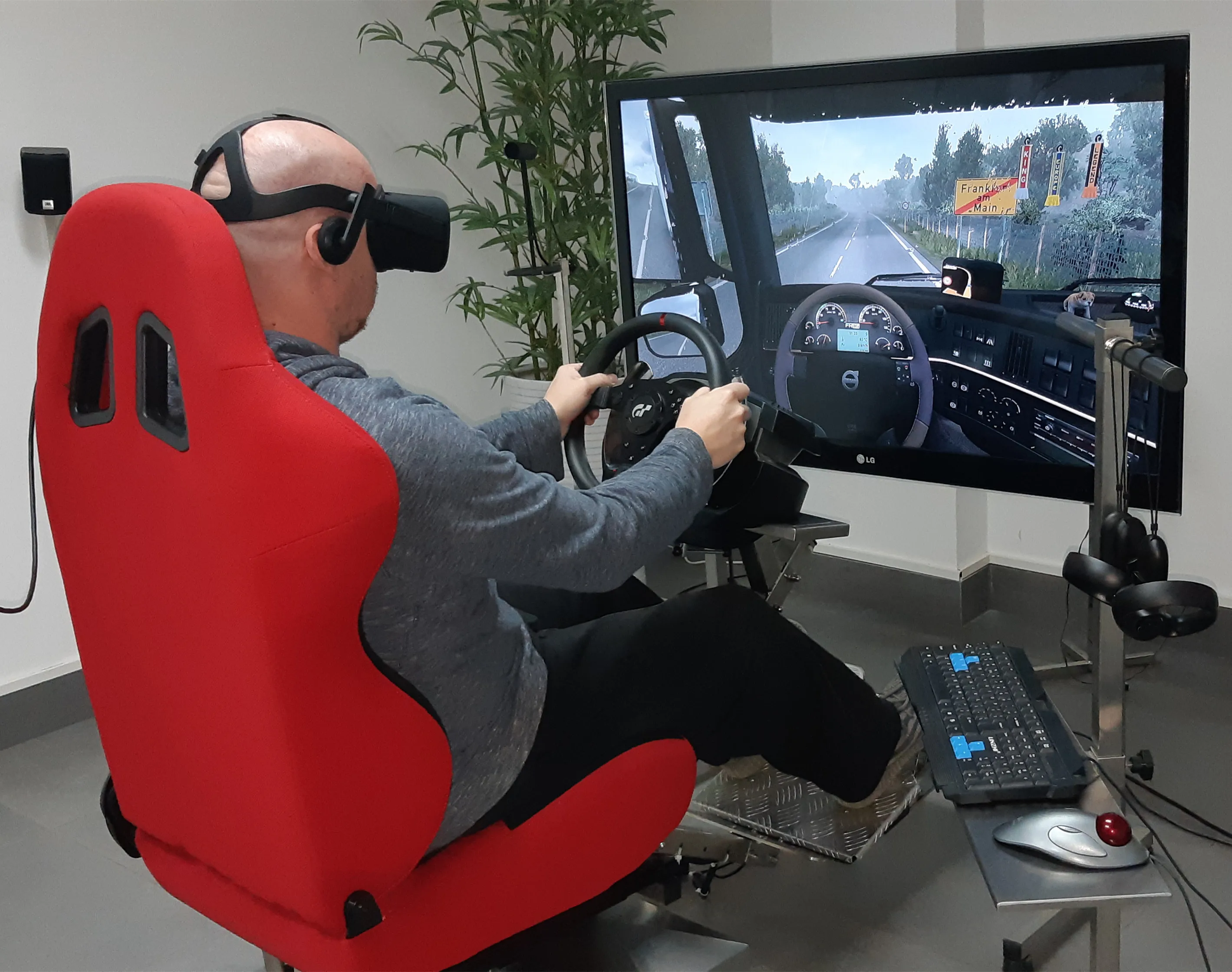 Driving vr. VR симулятор. 9d VR. Игровое кресло вождение. Игровые симуляторы.