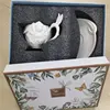 Juego de regalo de taza y platillo con flor de rosa 3D blanca