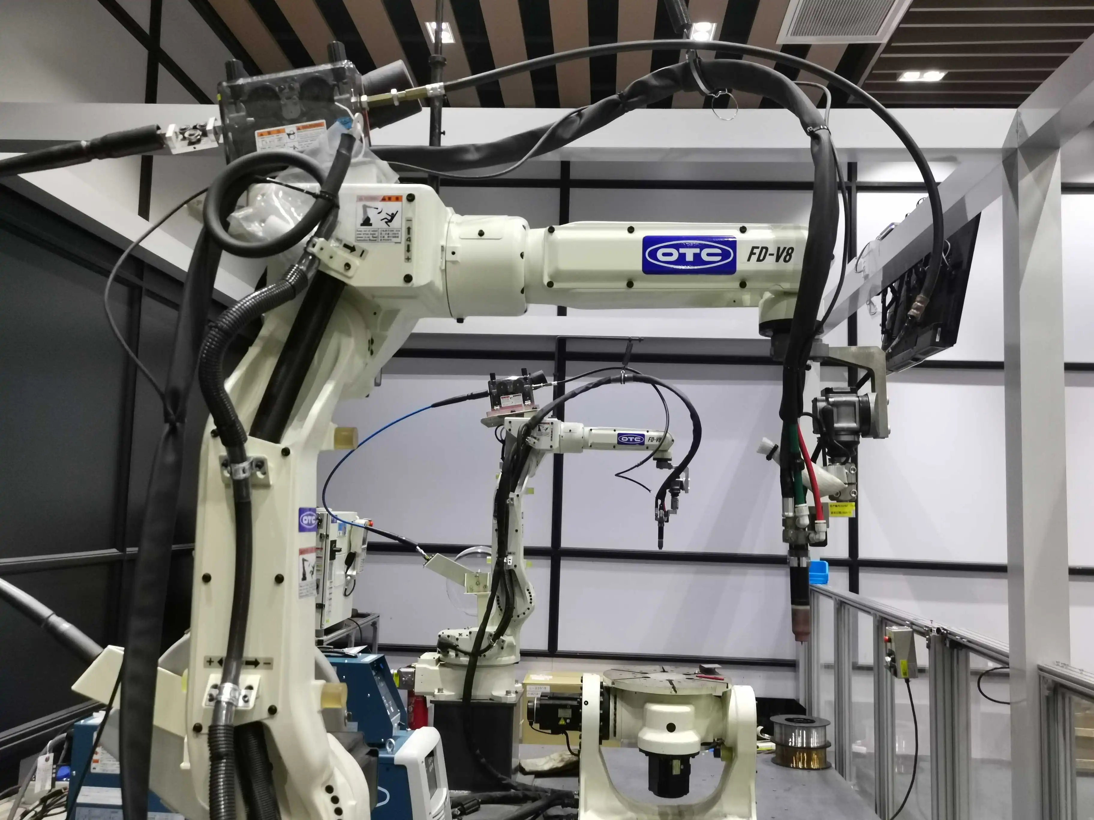 Robot Arm Axis OTC FD-V8 Laser Seam Tracking with Arc Welders MD350 for  Tig/Mig Industrial Welding Robot