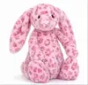 Conejo leopardo rosa