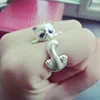 Gatto ceco originale con occhi azzurri e diamante