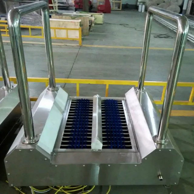 Rubber boot cleaning machine for food processing plants