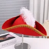 Cappello rosso con finiture dorate + piume bianche