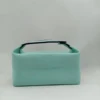 Verde. El bolso tiene un logo "H" bordado.