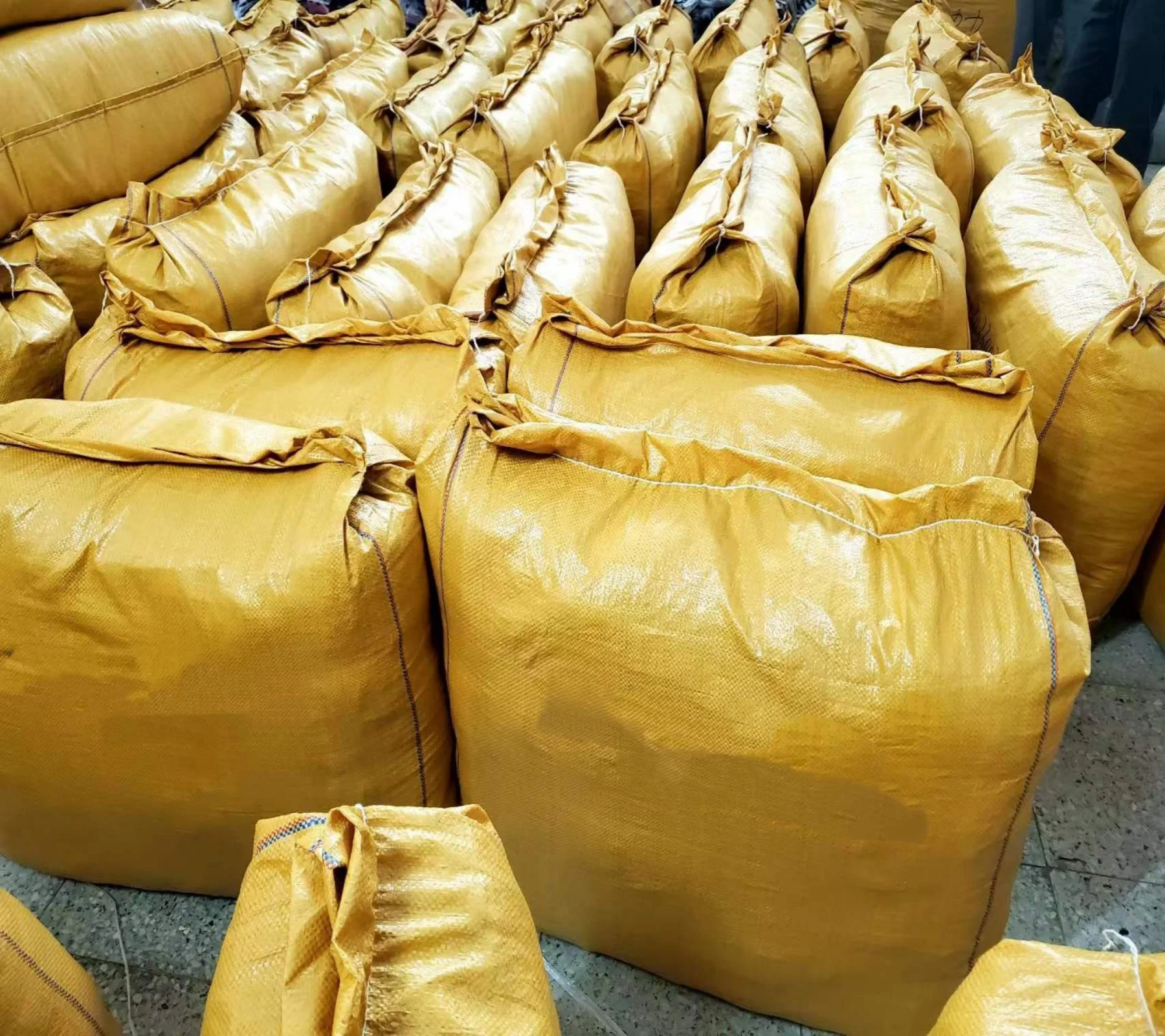 Упаковочные тюки в ассортименте, женские и мужские топы, поставщик