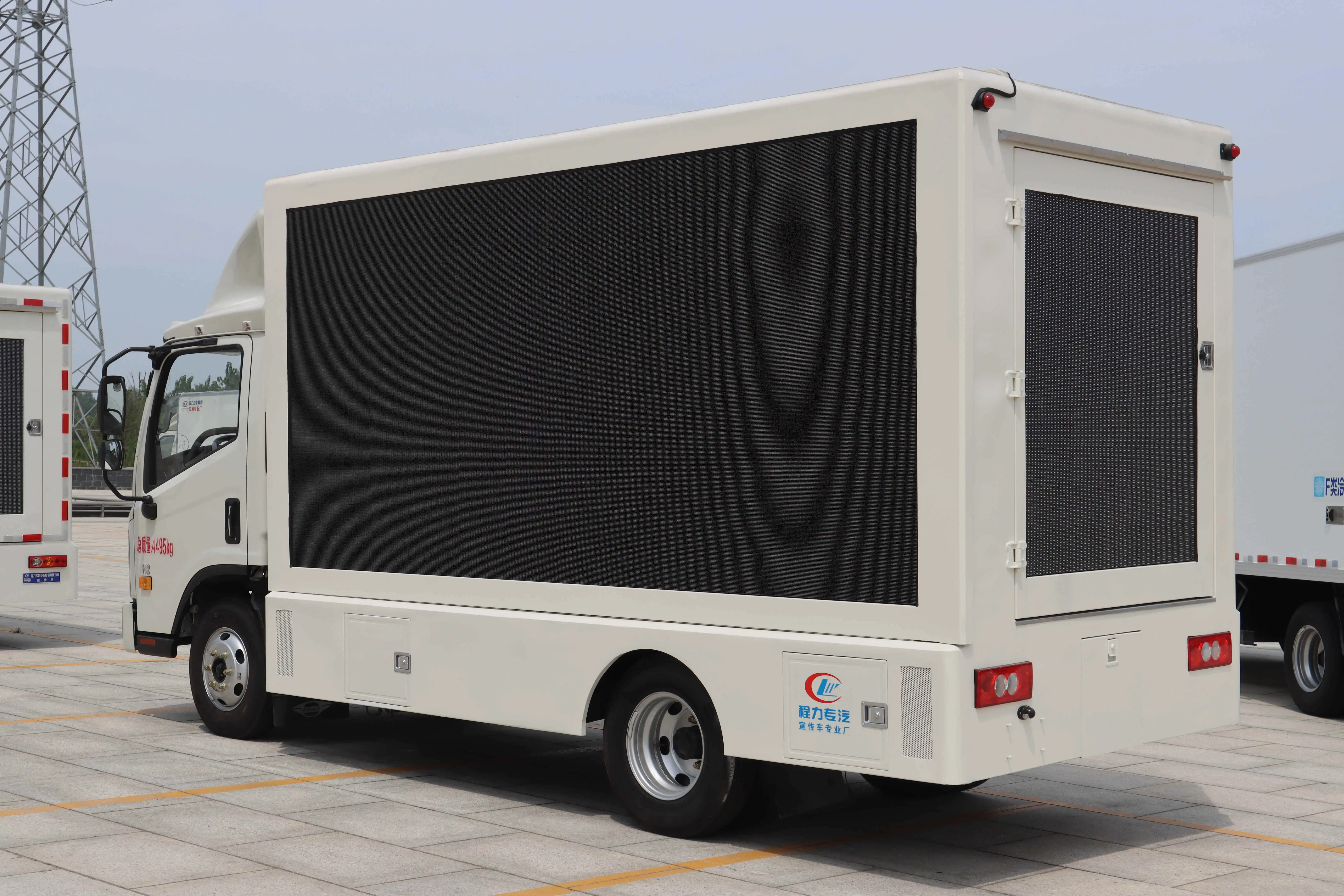 Foton SINOTRUK HOWO 4x2 Mobile Stage Advertising Truck P5 Full Color Led Screen for Live Broadcast