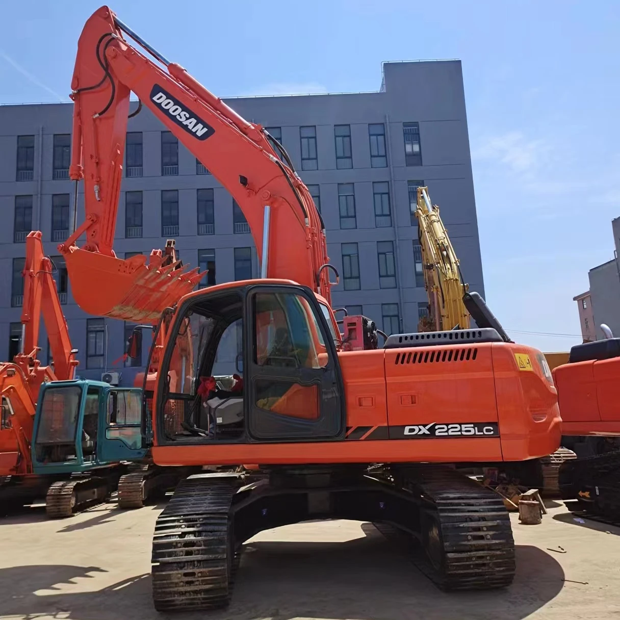 Second-hand Excavators Doosan Dx225 Crawler Excavator machine dx225LCA ...