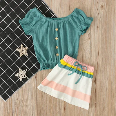 
Новый Модный комплект одежды для маленьких девочек, летний топ с открытыми плечами + юбка в полоску, комплект из 2 предметов, Европейский Детский костюм 
