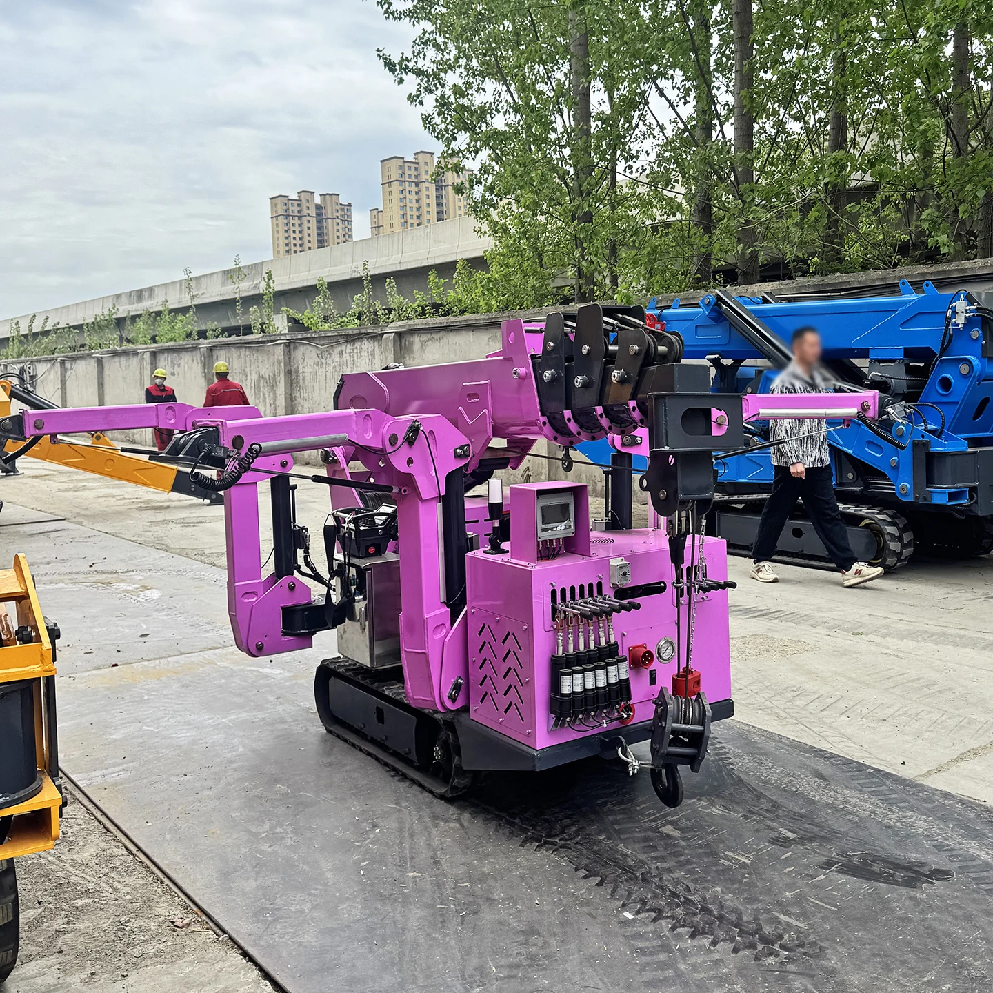 5-ton crawler spider crane with folding boom, 360° slew