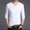 Blusa blanca de manga larga con cuello en V.
