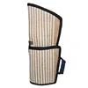 Protectores de brazos de yute con borde negro.