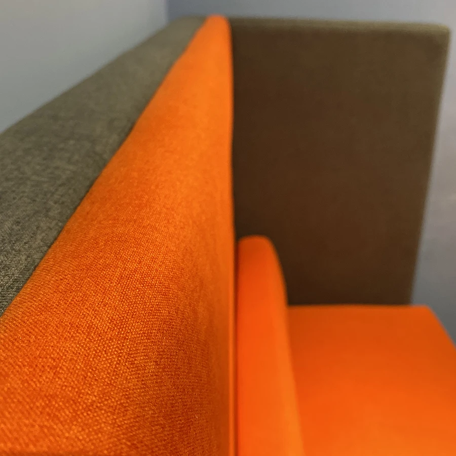 
 Диван-будка для интервью клиента  