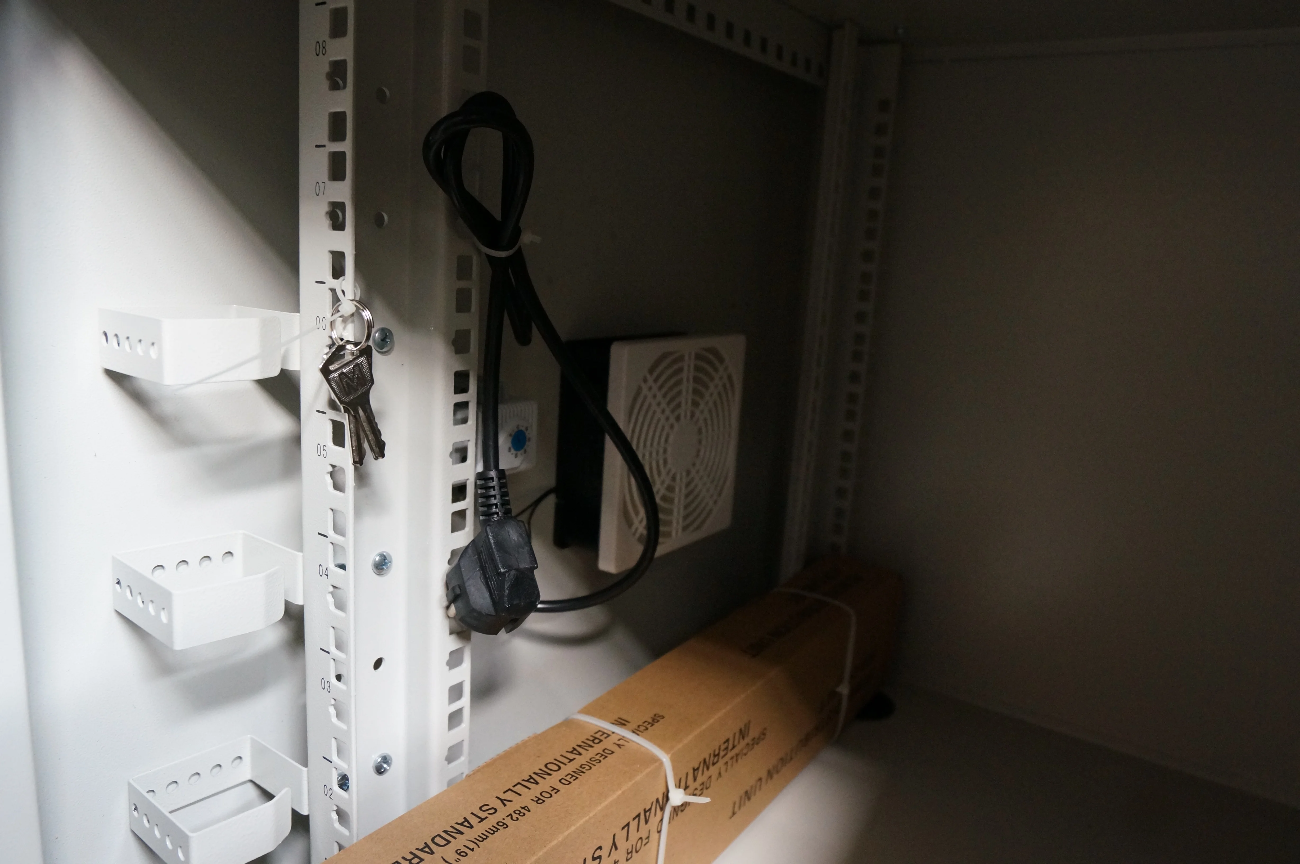 19 Rack IP55/65 Dustproof Pole Mounted Outdoor Server Rack