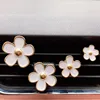ชิ้นสีขาว 4 ชิ้น (มาพร้อมกับแผ่นน้ำหอม)
