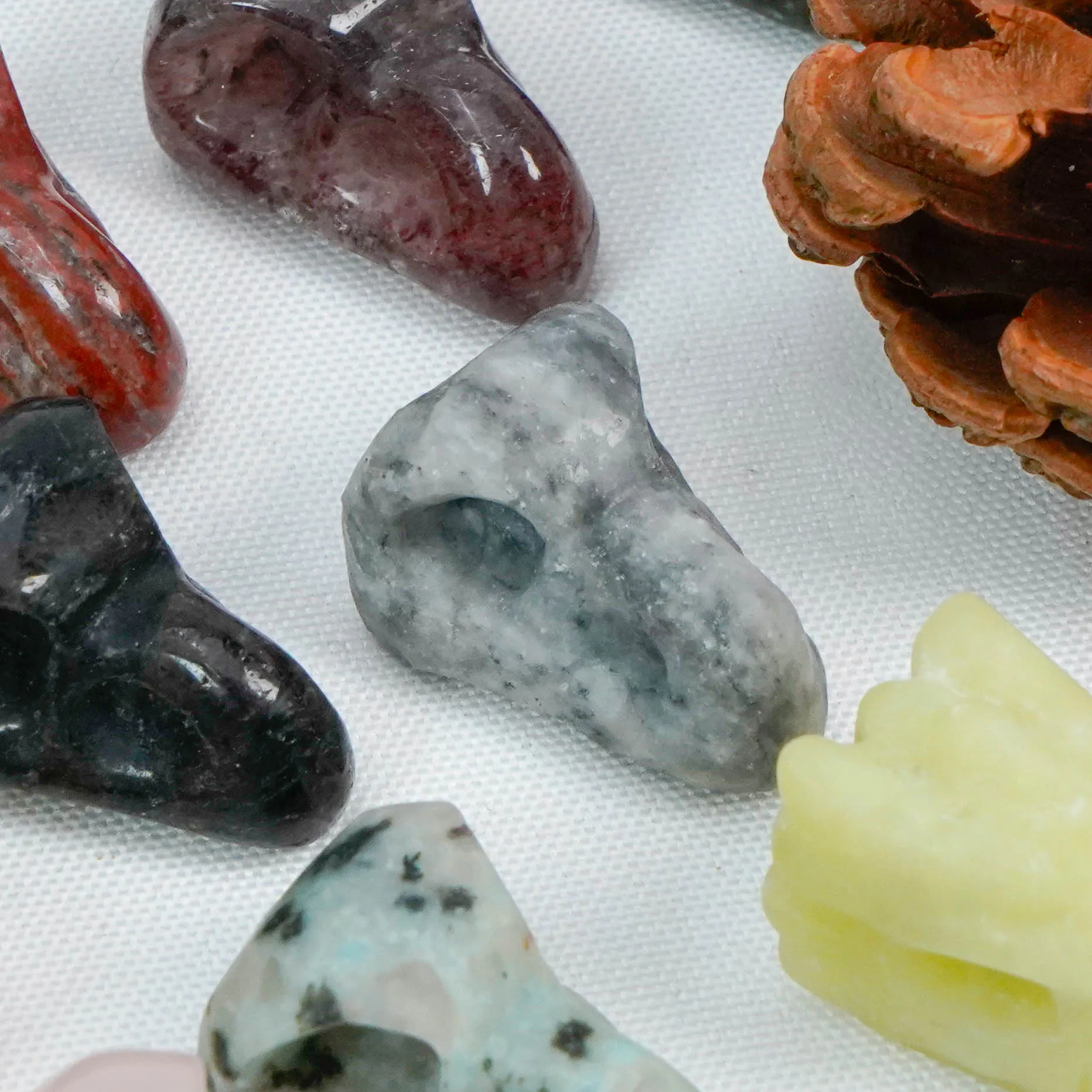 Natural 3CM Dragon Head Quartz Crystal Hand-Carved Love Theme Home Decoration with Laser Printed Mini Skulls for Gifts