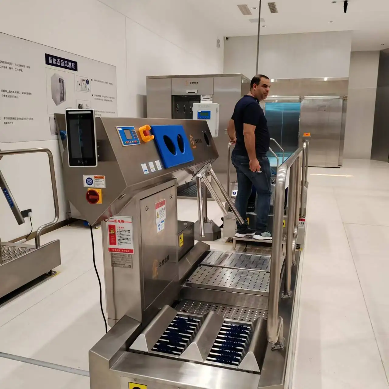 Integrated guided cleaning machine with access control unit for slaughterhouses and meat plants
