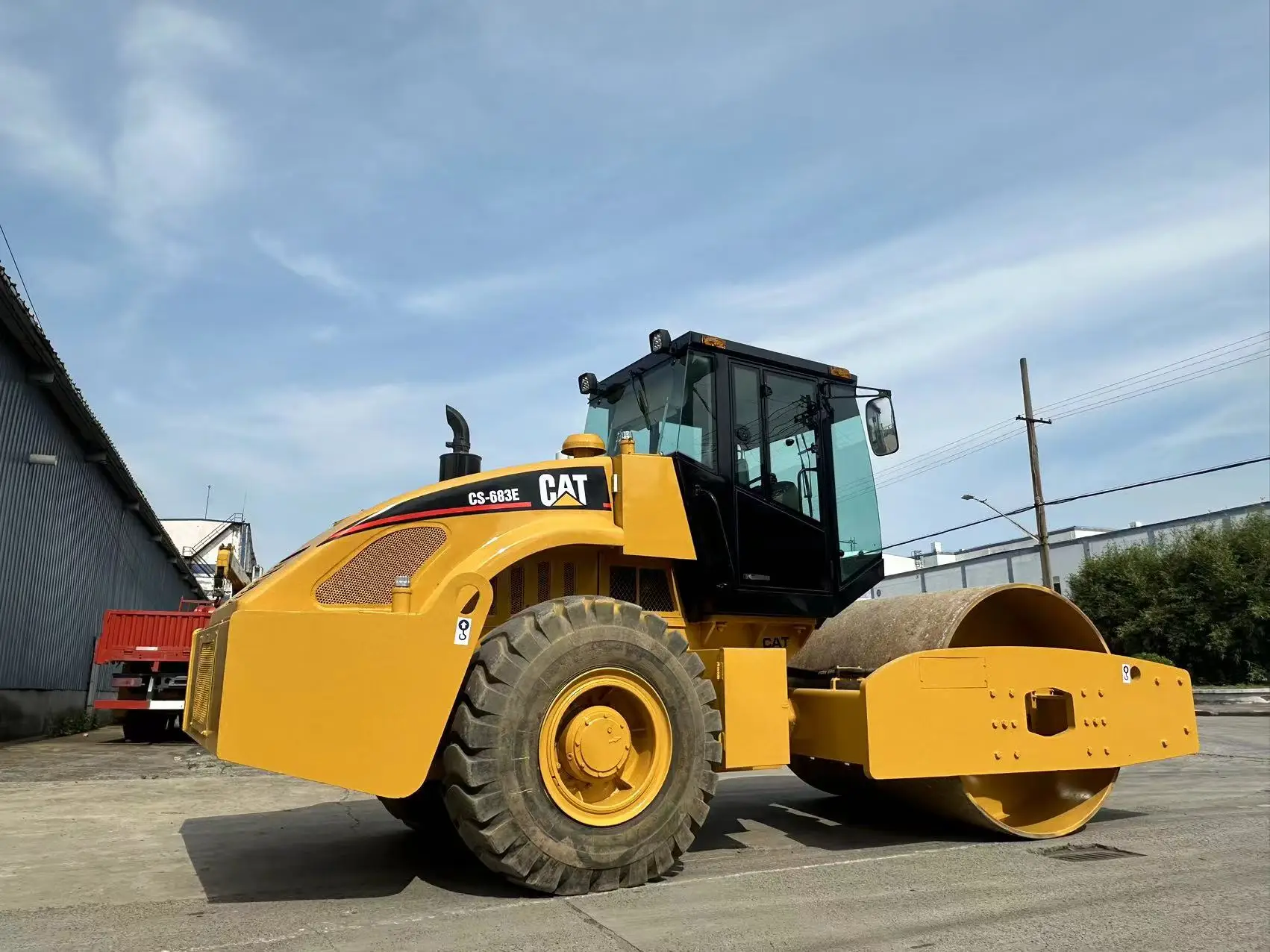 Caterpillar уплотнительный ролик используется CS683 CS583 Вибрационный гидравлический привод дорожный каток цена использованный