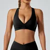 Sujetador deportivo negro con espalda cruzada.